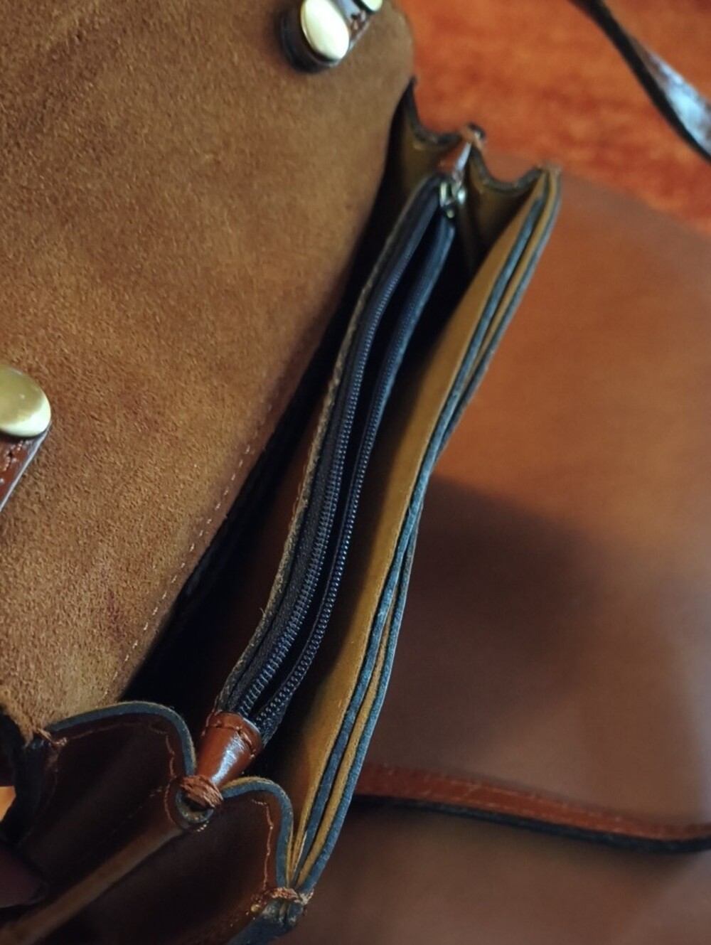 Patricia Nash Classic Brown Leather Crossbody Bag with Buckle - Picture 4 of 4